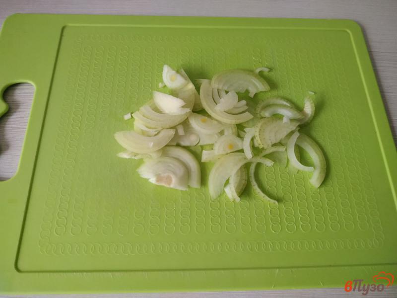 Фото приготовление рецепта: Молодой картофель с грибами и луком шаг №3