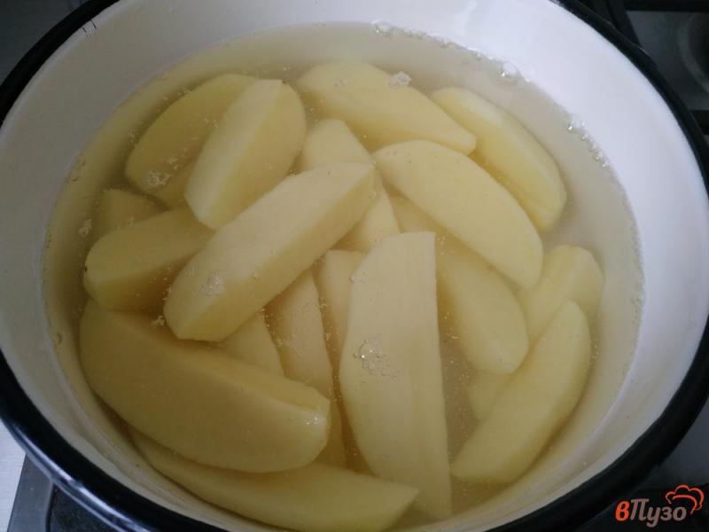 Фото приготовление рецепта: Молодой картофель с грибами и луком шаг №2