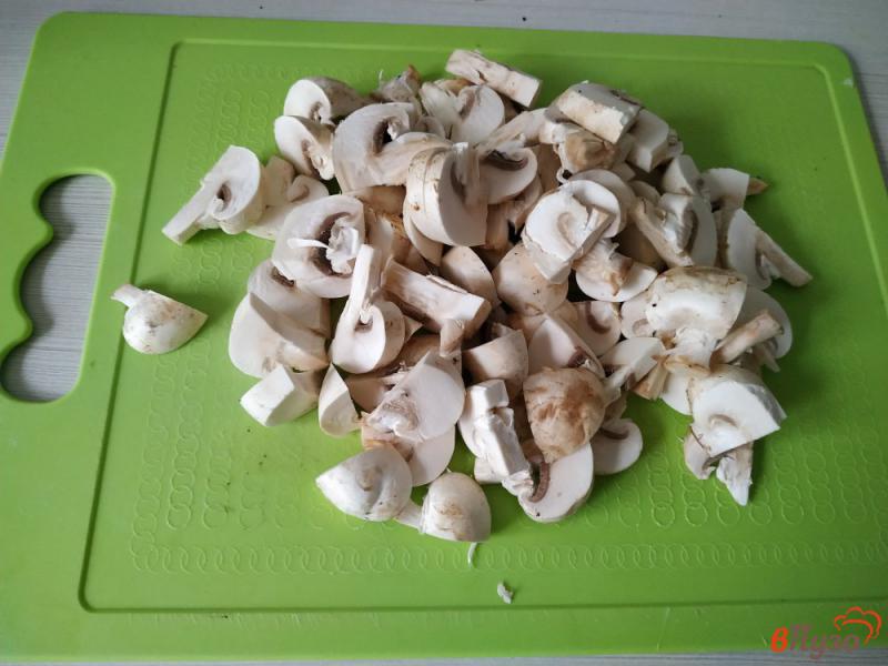 Фото приготовление рецепта: Молодой картофель с грибами и луком шаг №5