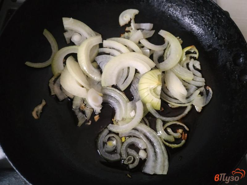Фото приготовление рецепта: Молодой картофель с грибами и луком шаг №4