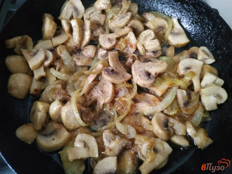 Фото приготовление рецепта: Молодой картофель с грибами и луком шаг №7