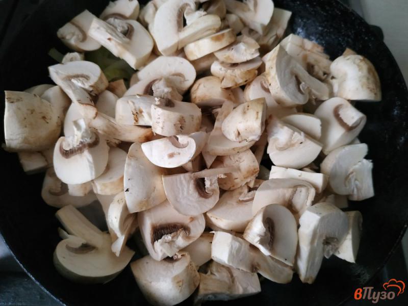 Фото приготовление рецепта: Молодой картофель с грибами и луком шаг №6