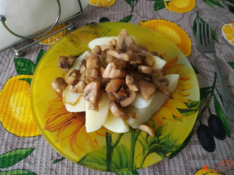 Фото приготовление рецепта: Молодой картофель с грибами и луком шаг №9