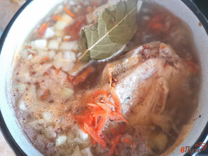 Фото приготовление рецепта: Гречневый суп с курицей овощами и чесноком шаг №5