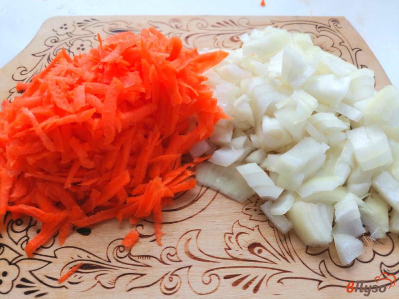 Фото приготовление рецепта: Гречневый суп с курицей овощами и чесноком шаг №4