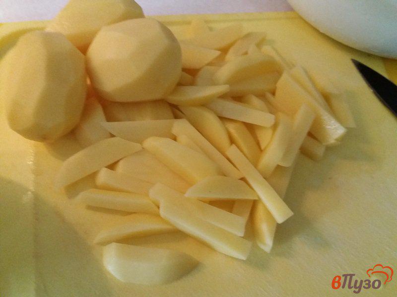 Фото приготовление рецепта: Запеченный картофель фри с паприкой шаг №2