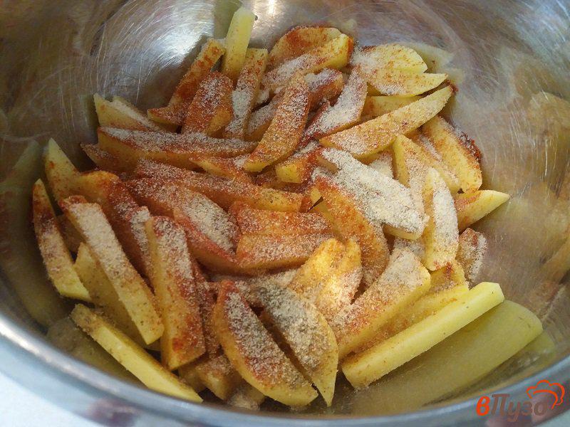 Фото приготовление рецепта: Запеченный картофель фри с паприкой шаг №4
