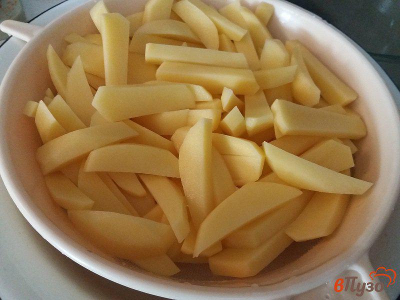 Фото приготовление рецепта: Запеченный картофель фри с паприкой шаг №3