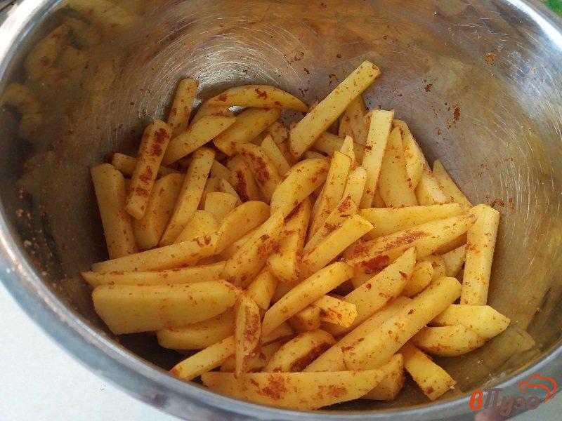 Фото приготовление рецепта: Запеченный картофель фри с паприкой шаг №5