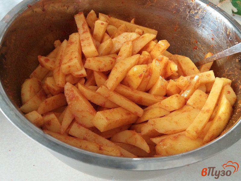 Фото приготовление рецепта: Запеченный картофель фри с паприкой шаг №6