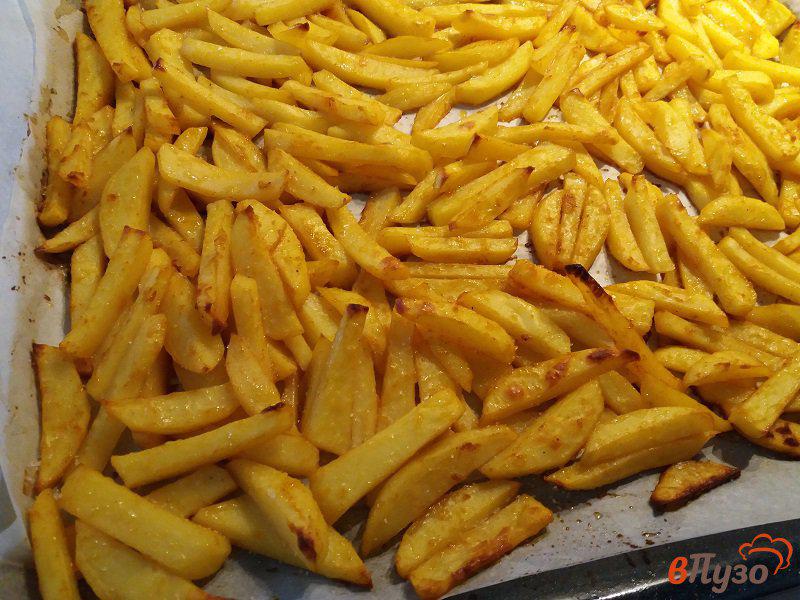 Фото приготовление рецепта: Запеченный картофель фри с паприкой шаг №8