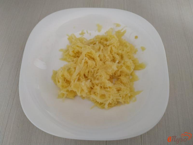 Фото приготовление рецепта: Омлет с картофелем и зелёным луком шаг №1