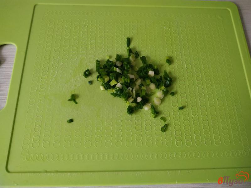 Фото приготовление рецепта: Омлет с картофелем и зелёным луком шаг №2