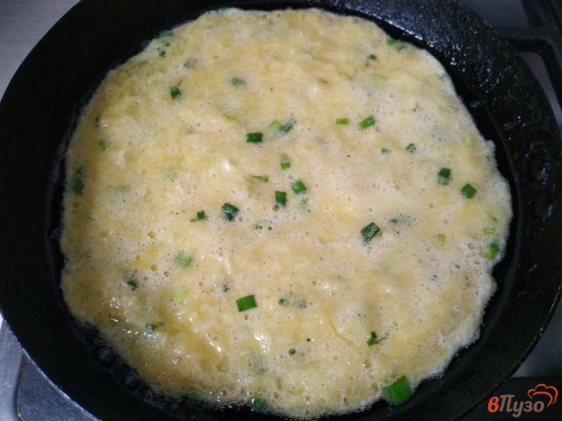 Фото приготовление рецепта: Омлет с картофелем и зелёным луком шаг №6