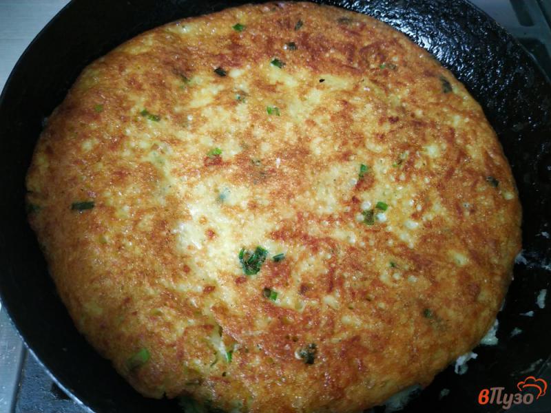 Фото приготовление рецепта: Омлет с картофелем и зелёным луком шаг №7