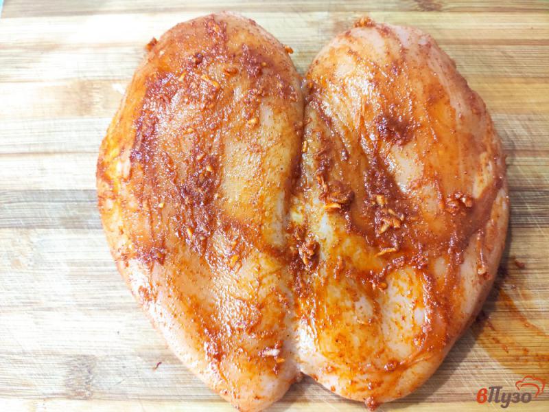 Фото приготовление рецепта: Куриное филе запечённое с паприкой и чесноком шаг №4