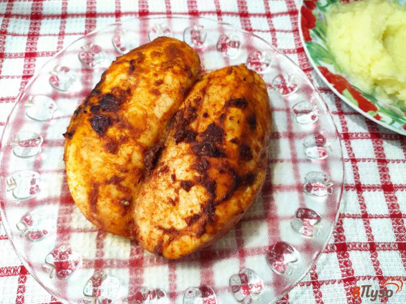 Фото приготовление рецепта: Куриное филе запечённое с паприкой и чесноком шаг №6