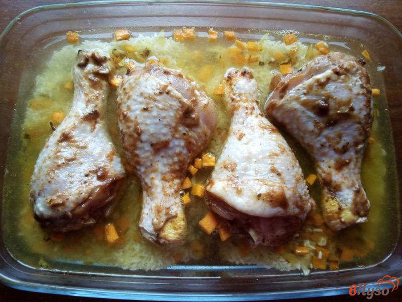Фото приготовление рецепта: Рис с курицей в духовке шаг №8