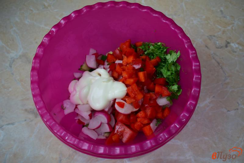 Фото приготовление рецепта: Салат с редисом огурцами и помидорами шаг №3