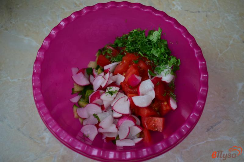 Фото приготовление рецепта: Салат с редисом огурцами и помидорами шаг №2