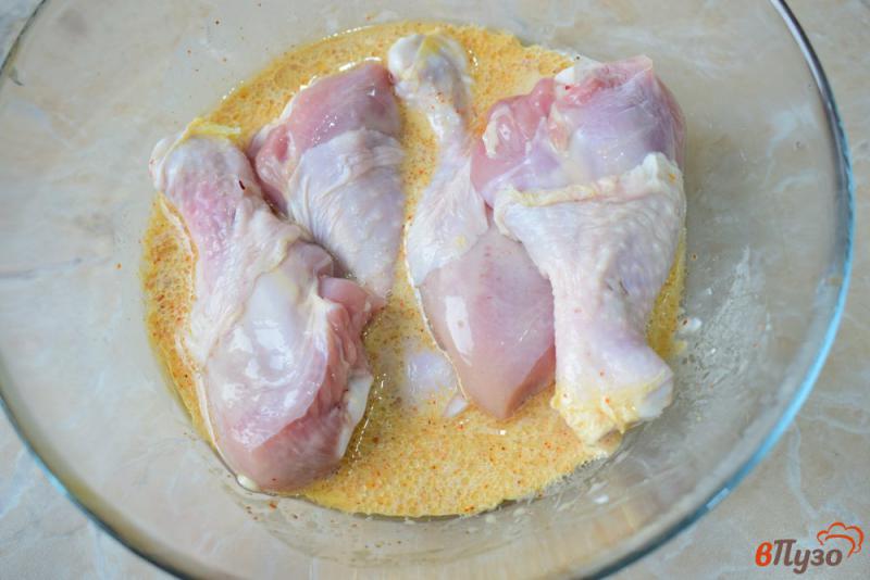 Фото приготовление рецепта: Ароматные куриные голени с картошкой в духовке шаг №3