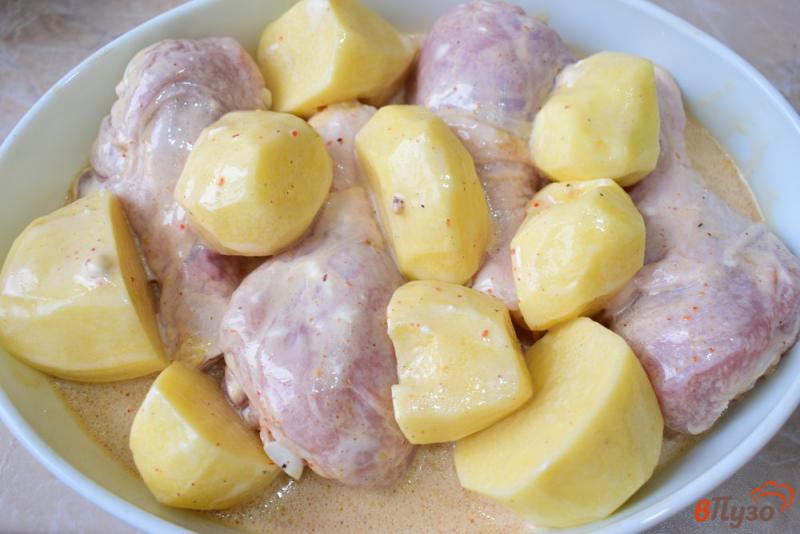Фото приготовление рецепта: Ароматные куриные голени с картошкой в духовке шаг №4