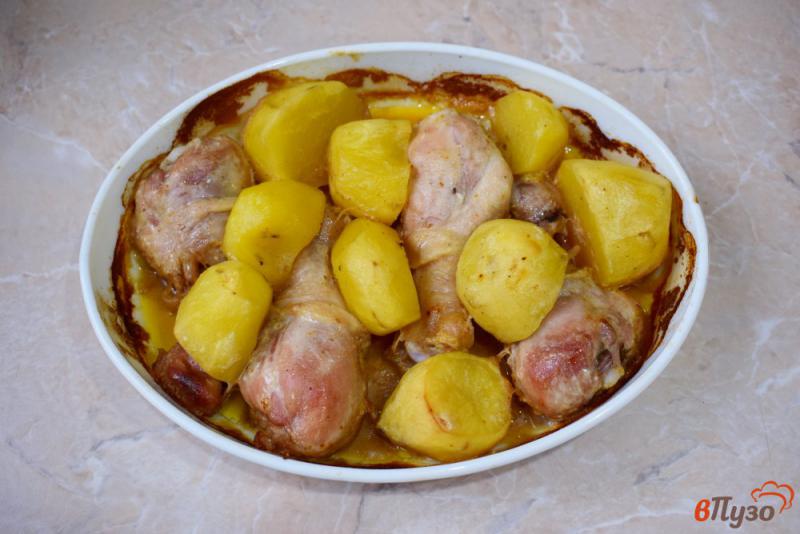 Фото приготовление рецепта: Ароматные куриные голени с картошкой в духовке шаг №5