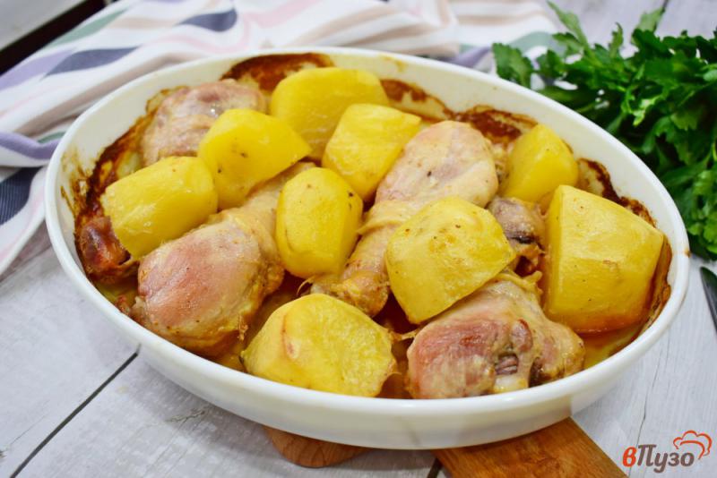 Фото приготовление рецепта: Ароматные куриные голени с картошкой в духовке шаг №6