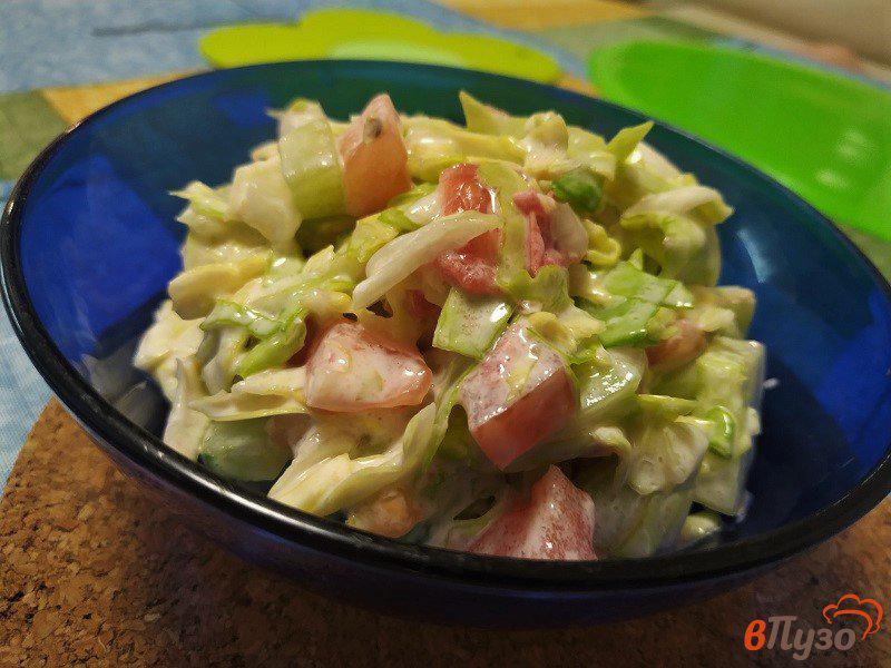 Фото приготовление рецепта: Весенний салат из молодой капусты шаг №7