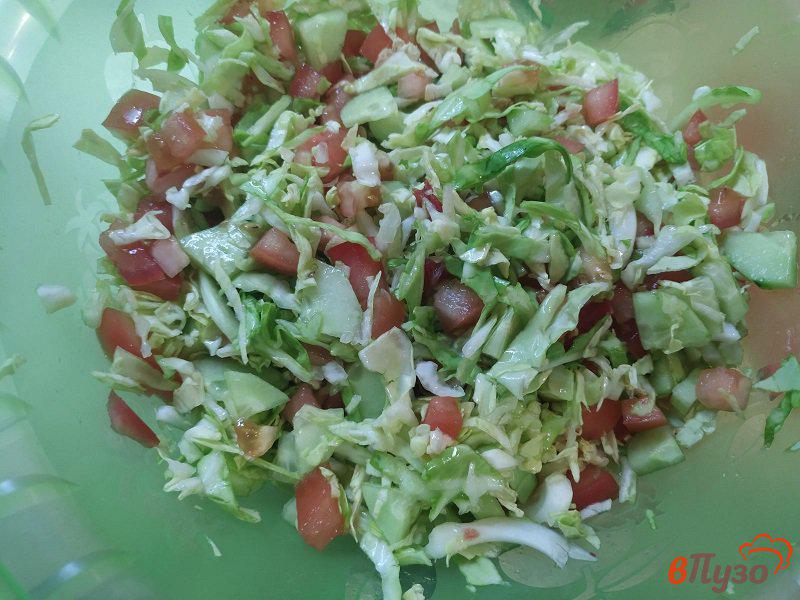 Фото приготовление рецепта: Весенний салат из молодой капусты шаг №6