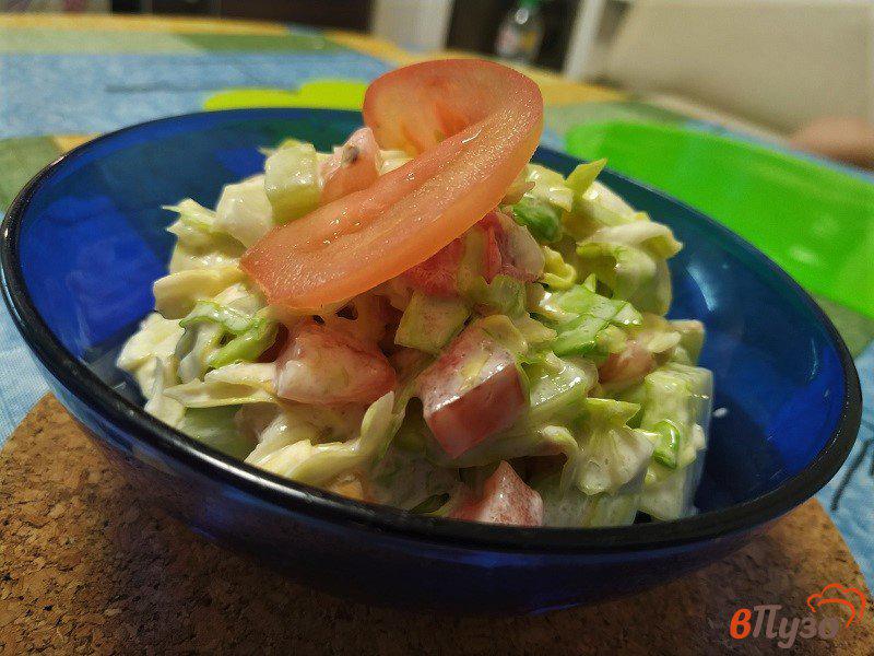 Фото приготовление рецепта: Весенний салат из молодой капусты шаг №8