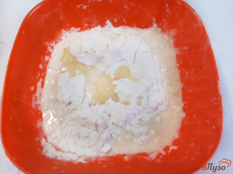 Фото приготовление рецепта: Пирог с вареньем из персиков шаг №3