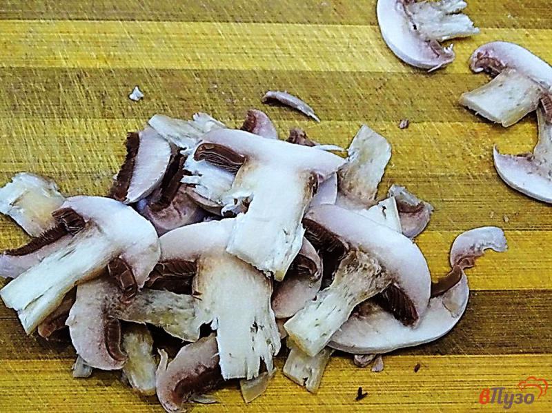 Фото приготовление рецепта: Суп с креветками, плавленым сыром и грибами шаг №3
