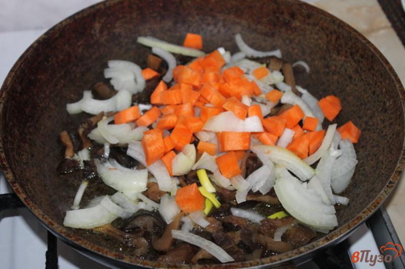 Фото приготовление рецепта: Тушеная скумбрия с грибами и перцем шаг №3
