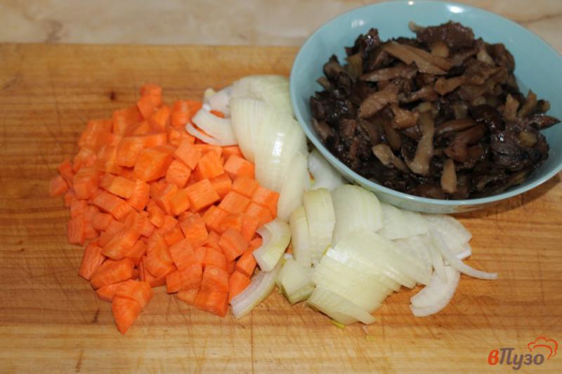 Фото приготовление рецепта: Тушеная скумбрия с грибами и перцем шаг №2