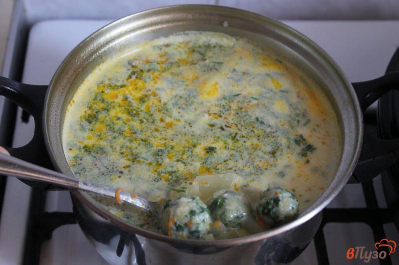 Фото приготовление рецепта: Сливочный суп с сырно - шпинатными шариками шаг №8