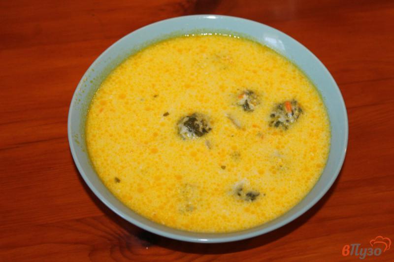 Фото приготовление рецепта: Сливочный суп с сырно - шпинатными шариками шаг №9