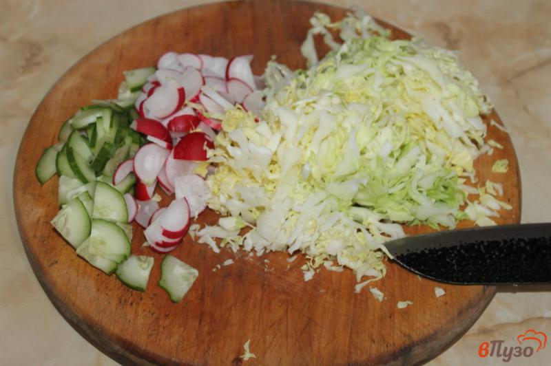 Фото приготовление рецепта: Салат из капусты с редисом и колбасой на майонезе шаг №1