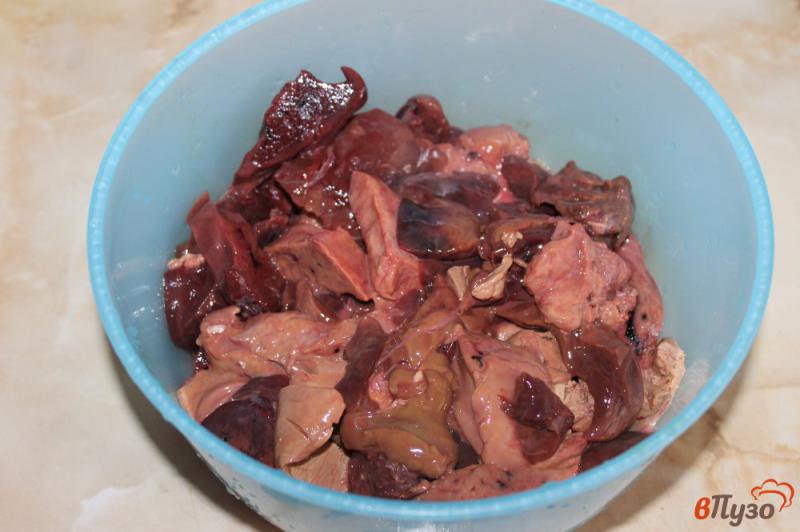 Фото приготовление рецепта: Паштет из утиной и куриной печени со сливочным маслом шаг №3