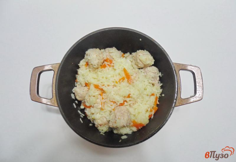 Фото приготовление рецепта: Рисовая каша с тефтелями шаг №7