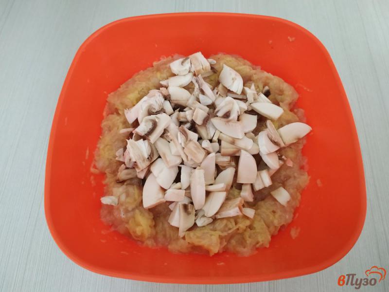 Фото приготовление рецепта: Куриная запеканка с картофелем и грибами шаг №4