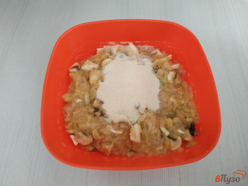 Фото приготовление рецепта: Куриная запеканка с картофелем и грибами шаг №6