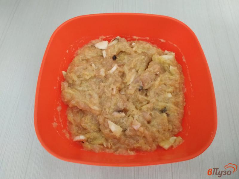 Фото приготовление рецепта: Куриная запеканка с картофелем и грибами шаг №7