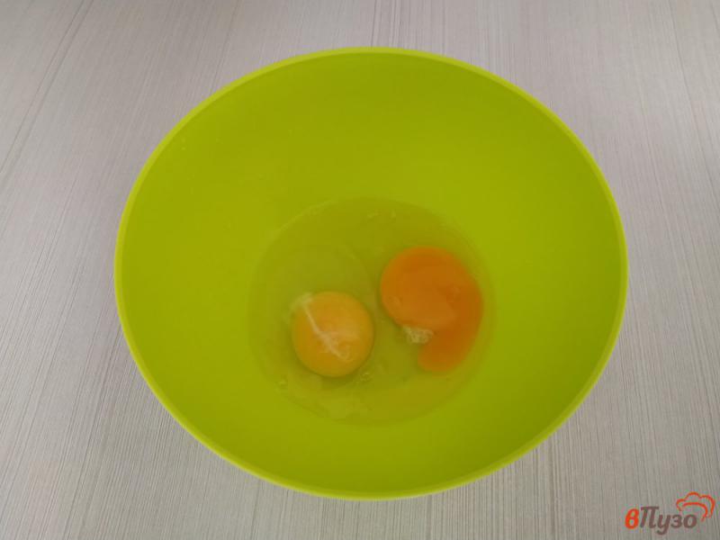 Фото приготовление рецепта: Яичные блинчики с паприкой и томатами шаг №1