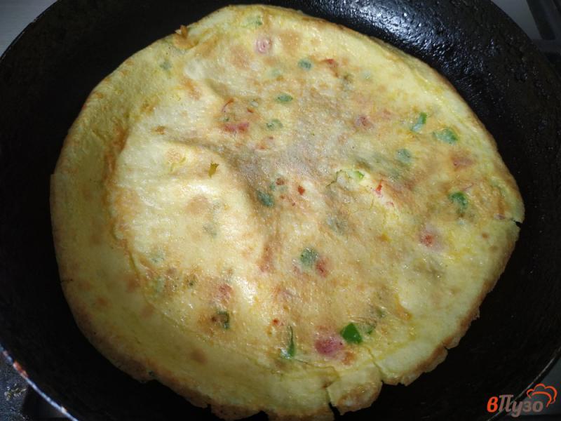 Фото приготовление рецепта: Яичные блинчики с паприкой и томатами шаг №6