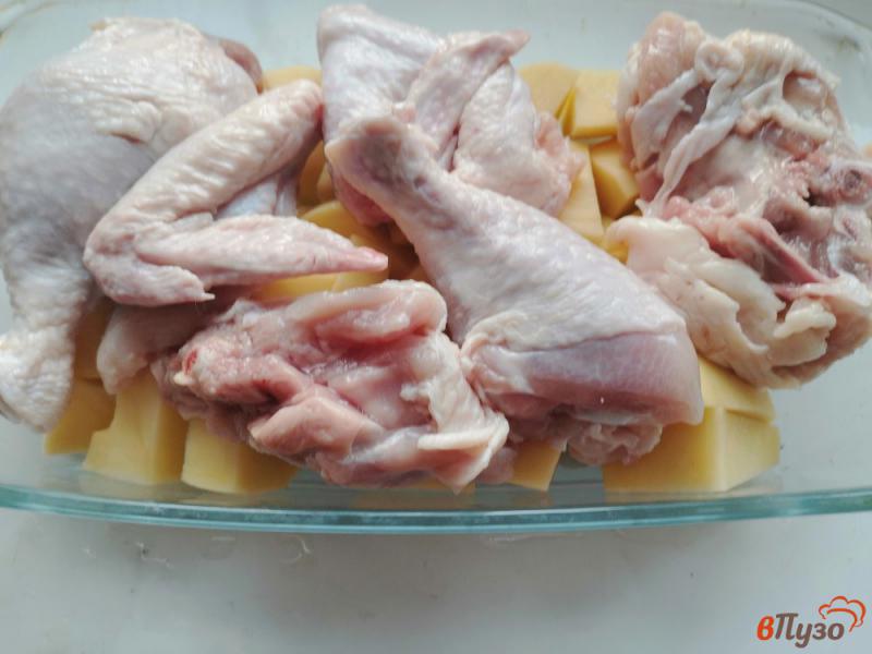 Фото приготовление рецепта: Курица запеченная со сметаной и овощами шаг №3