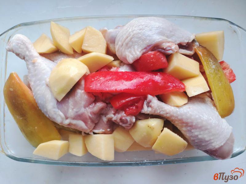 Фото приготовление рецепта: Курица запеченная со сметаной и овощами шаг №4