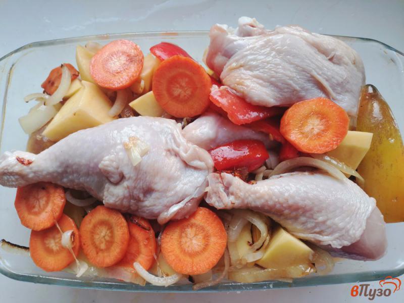 Фото приготовление рецепта: Курица запеченная со сметаной и овощами шаг №5