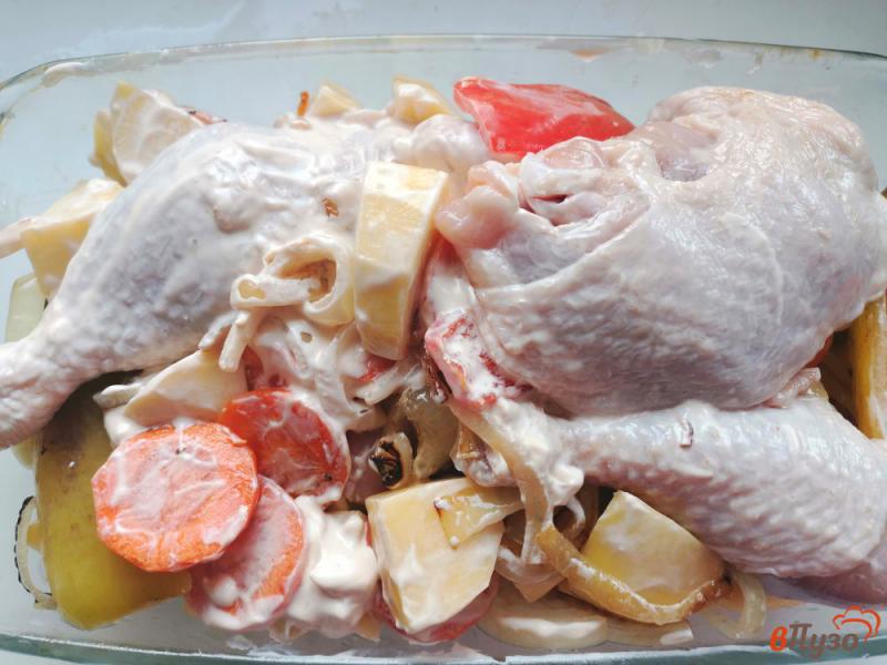 Фото приготовление рецепта: Курица запеченная со сметаной и овощами шаг №6