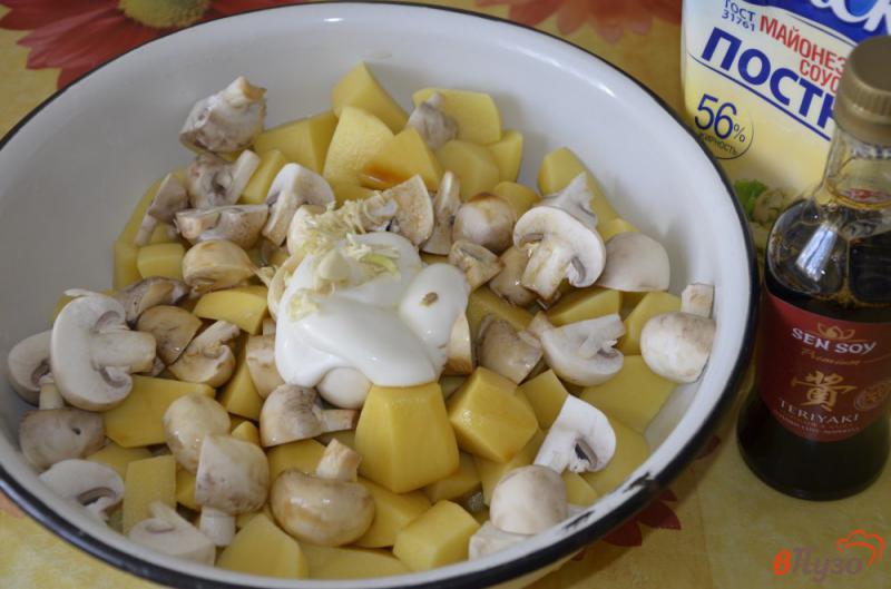 Фото приготовление рецепта: Постный картофель с шампиньонами в горшочке шаг №2